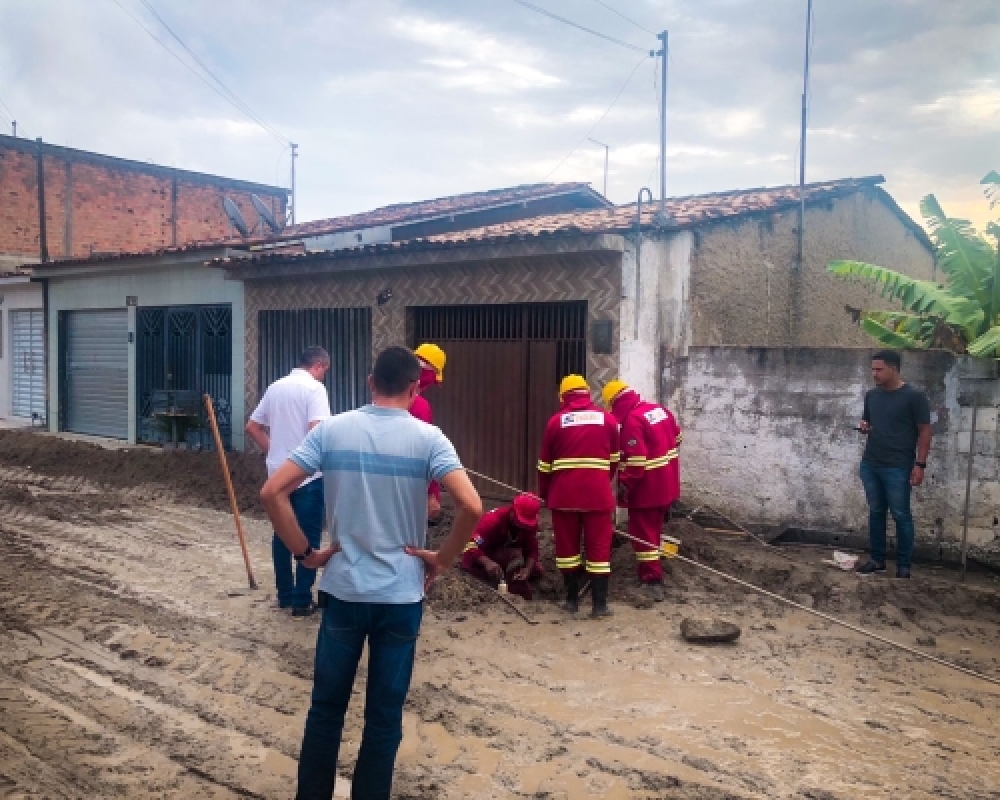 Prefeito Nicolas Pereira visita obra de pavimentação da Rua Cândido Teixeira em Luziápolis 