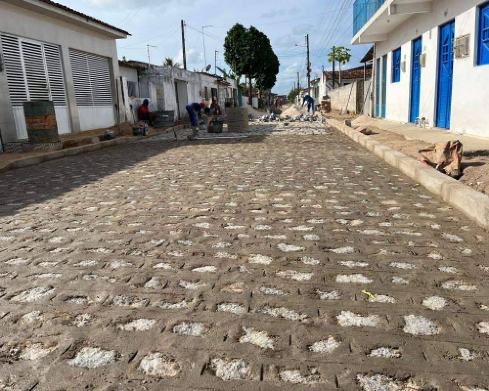 Prefeitura de Campo Alegre avança com a pavimentação da Rua Candido Teixeira em Luziápolis 