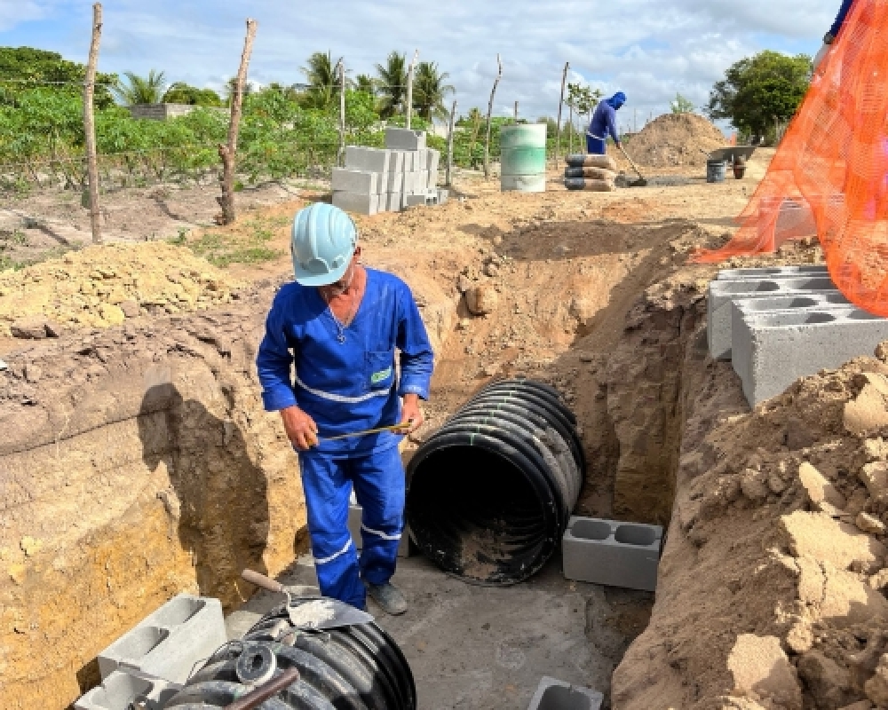 Prefeitura avança com obras de drenagem para pavimentação da Rua Maria Umbelina em Luziápolis 