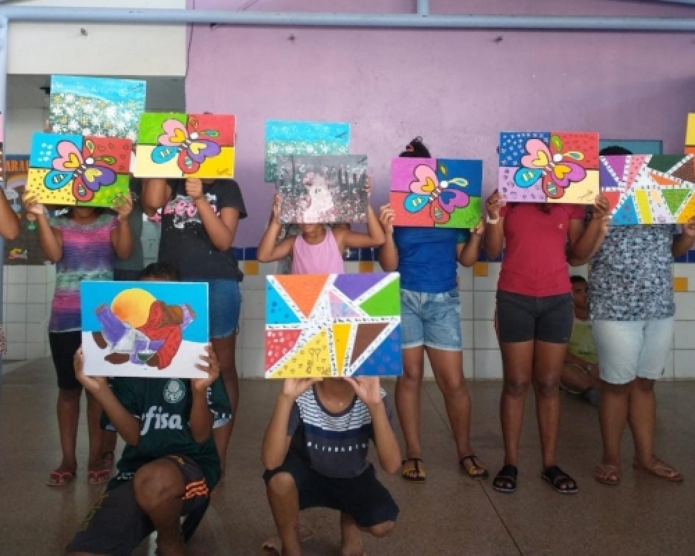 Adolescentes do Abrigo Regional Hélio Vieira Gama participam de oficina de pintura em telas