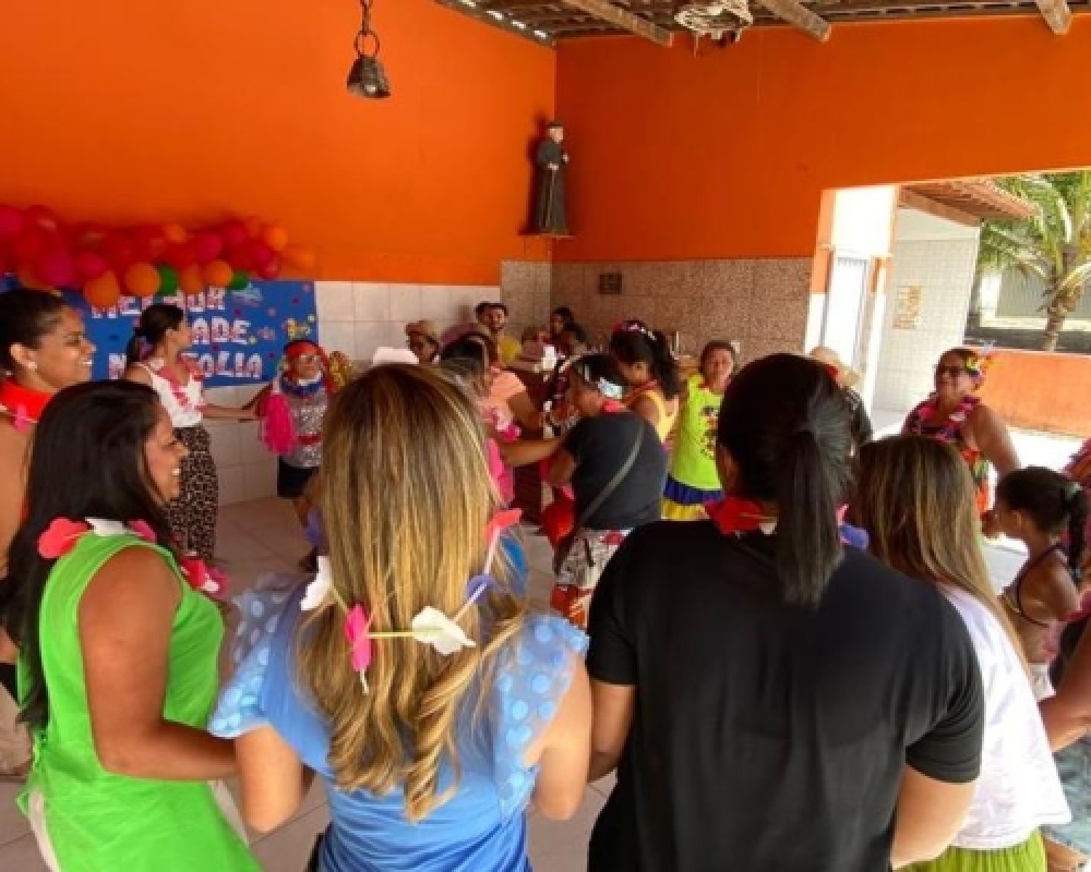 Grupo de Idosos participam de atividade carnavalesca promovida por órgãos municipais