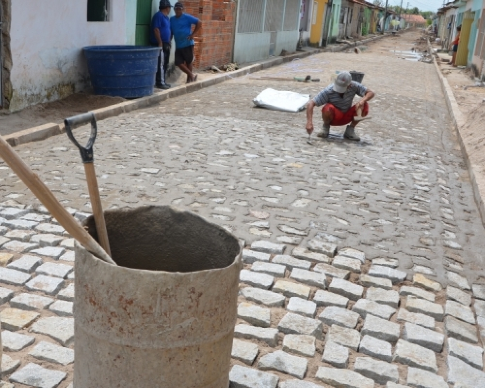 Prefeitura de Campo Alegre conclui pavimentação de duas ruas e inicia mais uma