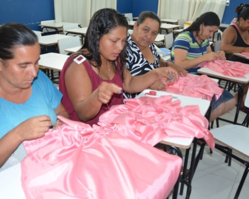 Secretaria da Mulher oferece curso de almofadas em capitonê