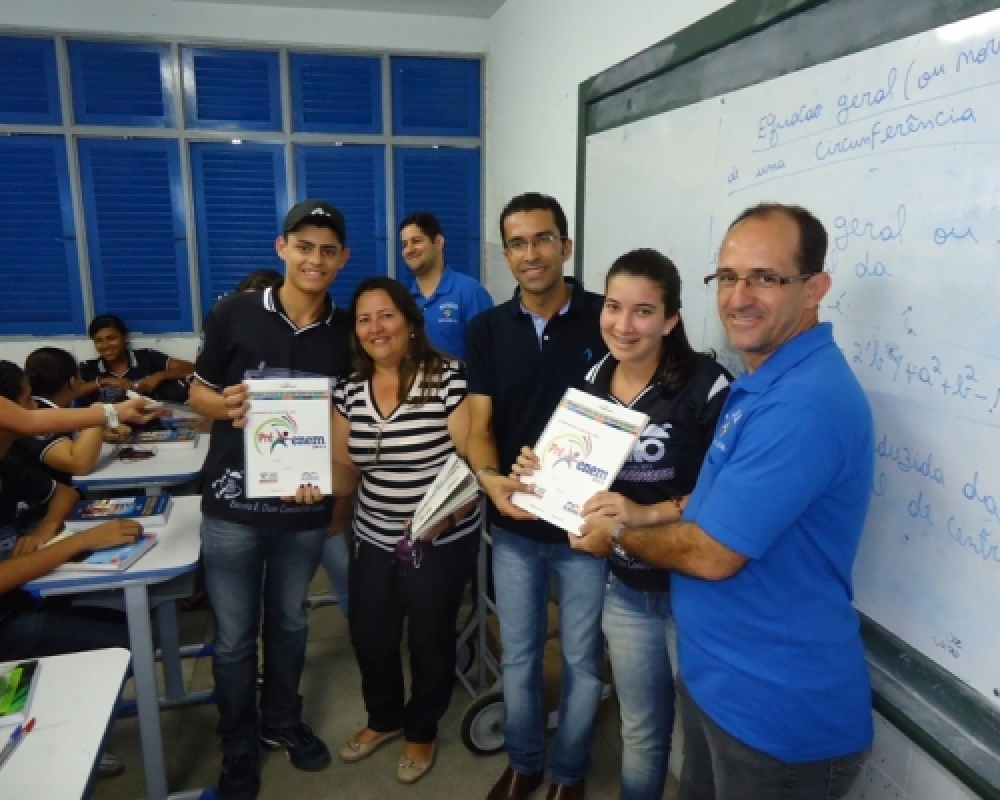 Alunos do curso PRE/ENEM recebem apostilas com conteúdos das disciplinas do Exame