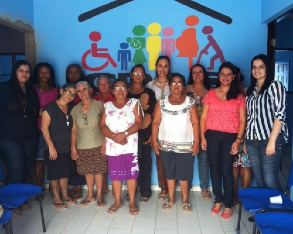 Grupo de idosos participam de palestra sobre hipertensão e diabetes no CRAS