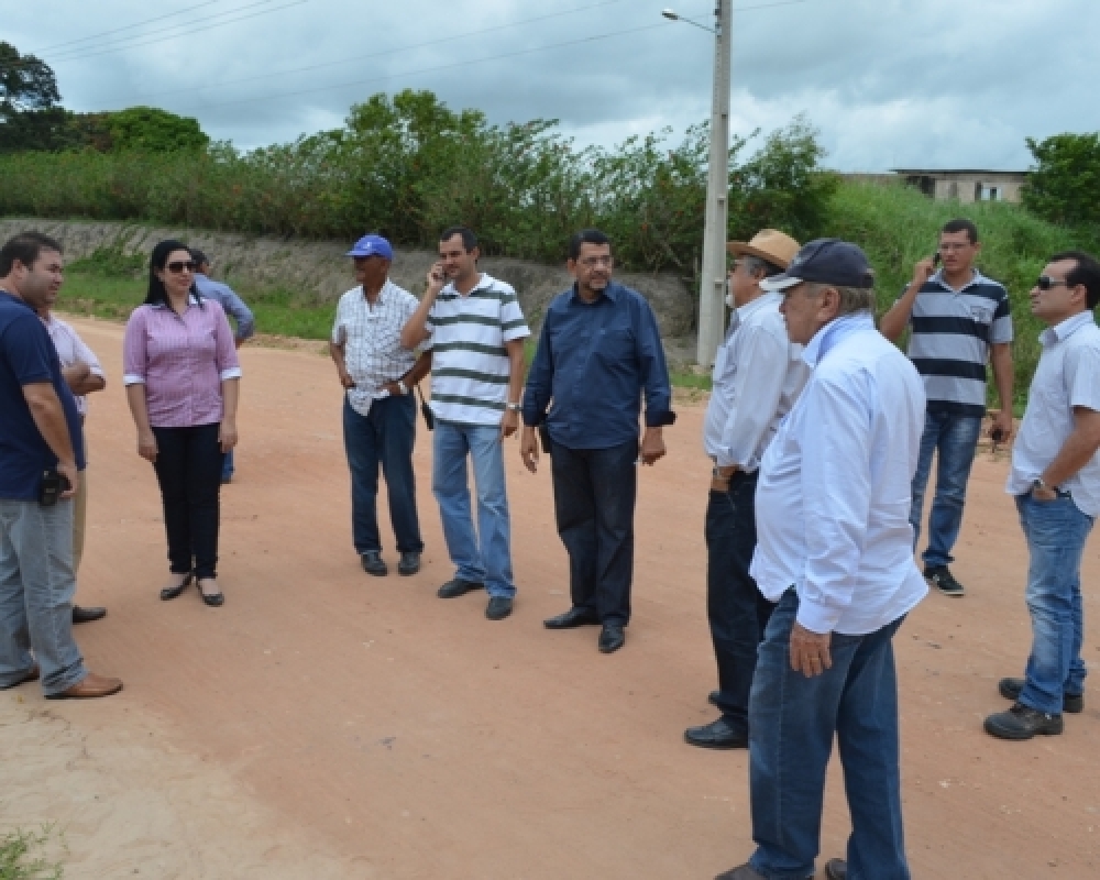 Prefeita e secretários visitam trecho da Rodovia AL 105 juntamente com responsáveis pela obra
