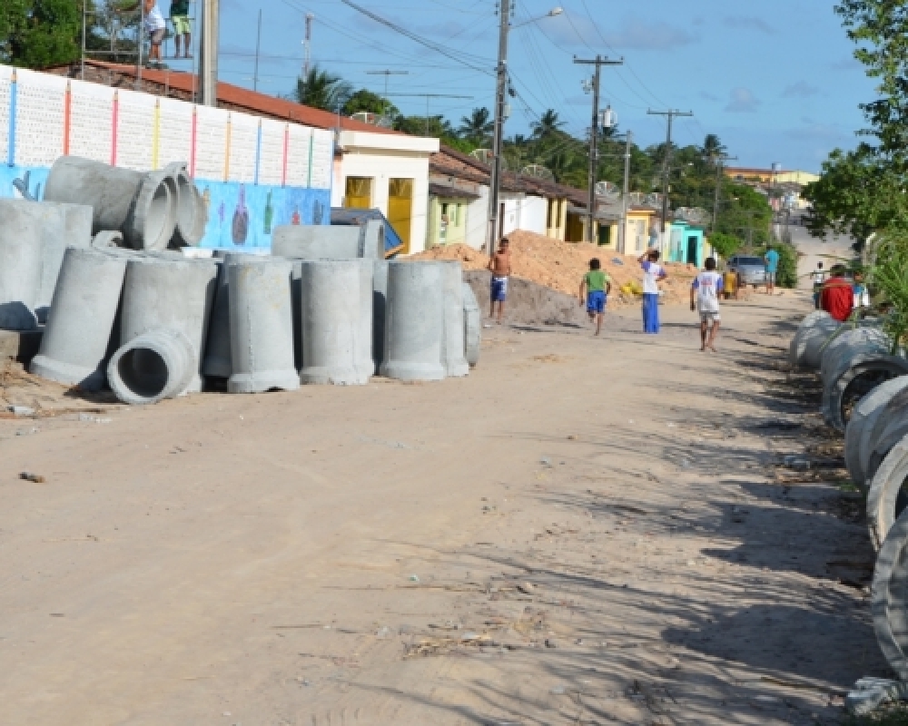Obras: Prefeitura recebe materiais para continuidade das obras de drenagem e pavimentação no Povoado