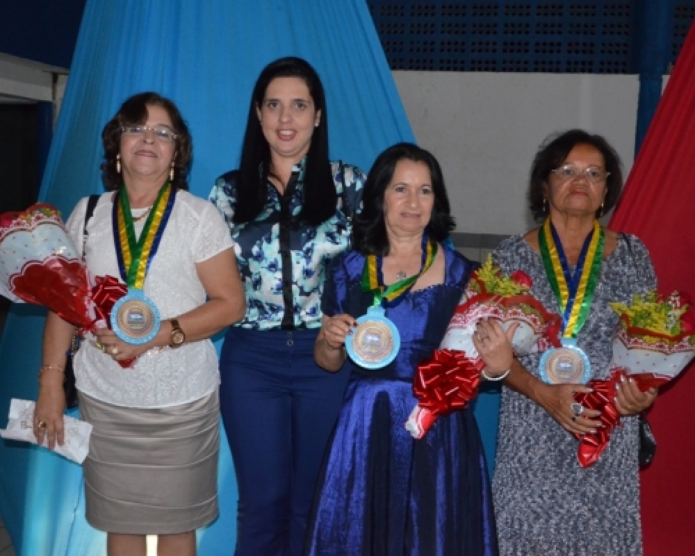 Conselho Municipal de Educação entrega medalha de Honra ao Mérito educacional a três professoras