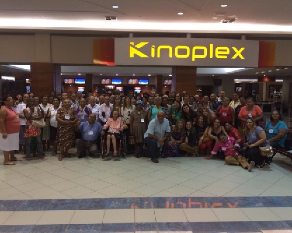 Idosos de Campo Alegre participam de sessão de cinema em Maceió