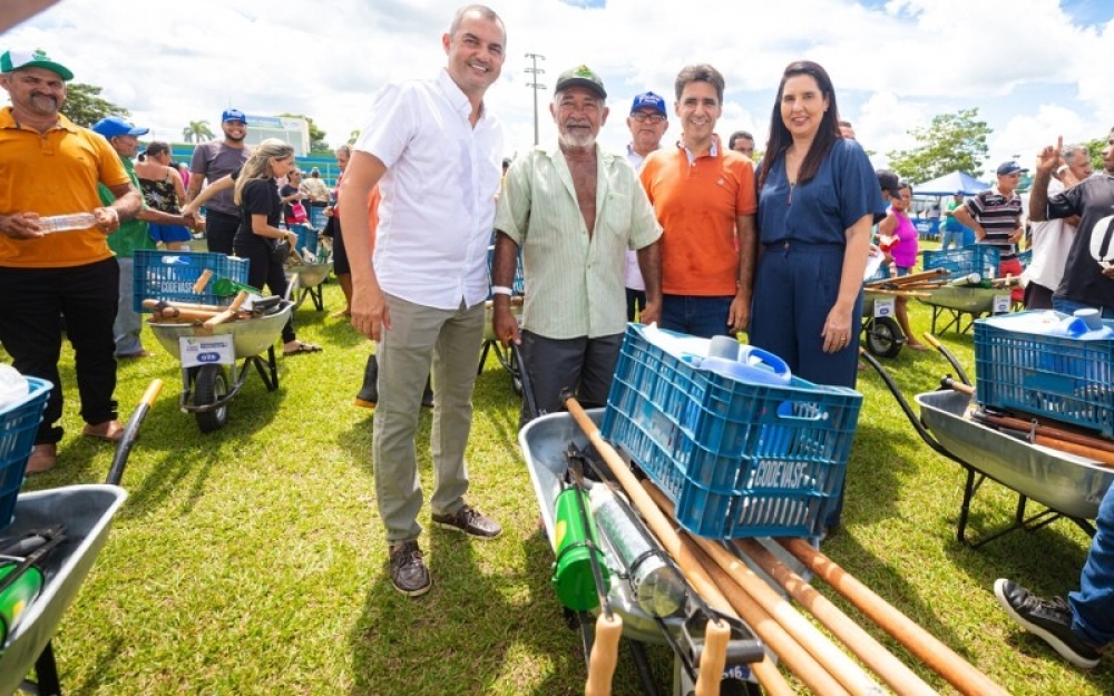 Prefeitura entregou 350 kits agrícolas aos agricultores familiares do município e 1 Van em parceria com a CODEVASF