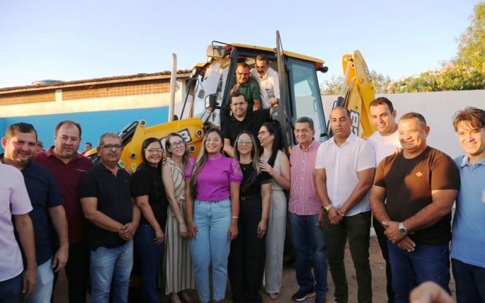 Prefeitura de Campo Alegre recebeu mais uma Retroescavadeira e entrega kits agrícolas para agricultores familiares 