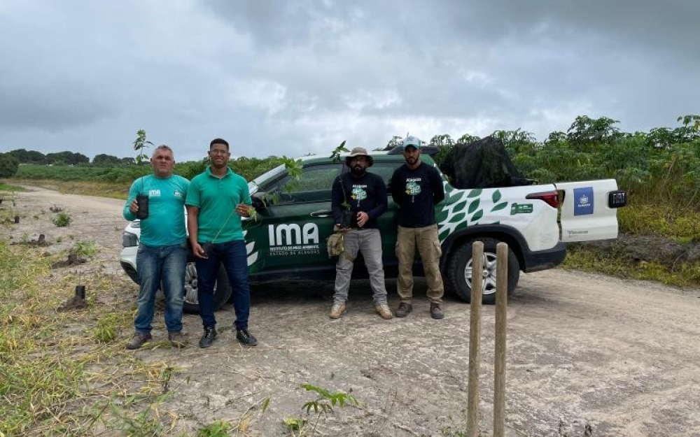 Técnicos do Meio Ambiente realizam plantio de mudas às margens do Açude Mandante 