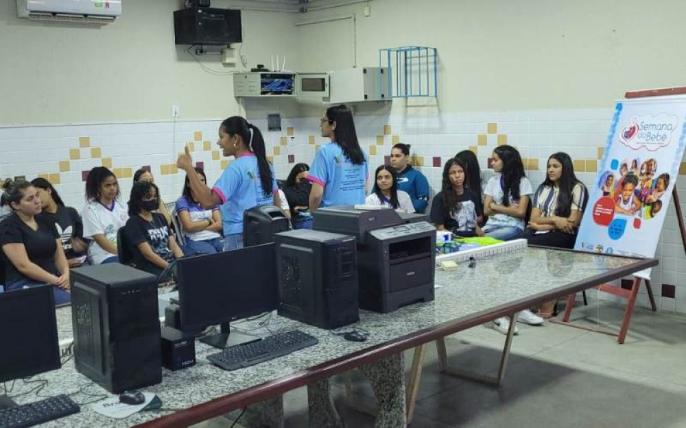 Secretaria da Mulher promoveu palestra sobre violência obstétrica para alunas da Escola Estadual Dom Constantino