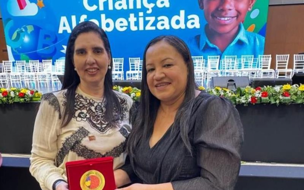 Prefeita Pauline Pereira recebe o Selo Ouro do Compromisso Nacional Criança Alfabetizada em Brasília 