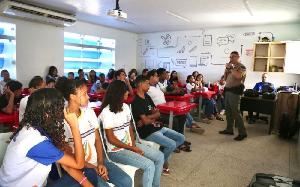 Alunos da Escola Hildebrando Guimarães participam de oficinas educativas ministradas pela equipe do PROERD 