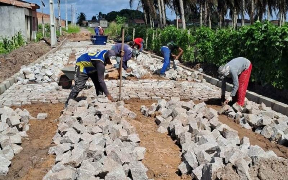 Prefeitura de Campo Alegre iniciou a pavimentação da Rua São Francisco no Povoado Chã da Imbira