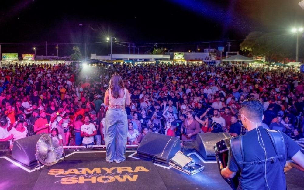 Banda Fascínio e Samyra Show cantaram para uma multidão na tradicional festa do Povoado Chã da Imbira