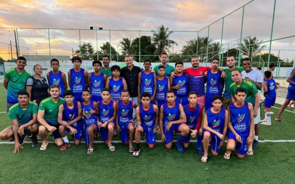 Prefeito Nicolas Pereira entrega novos uniformes para os atletas da Escolinha de futebol em Luziápolis