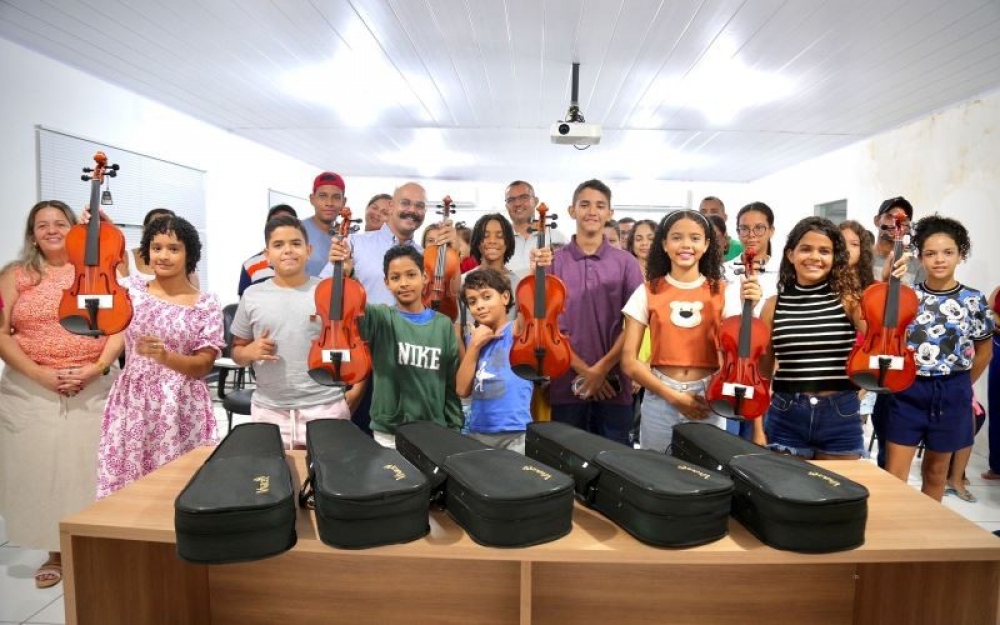 Prefeito Nicolas Pereira realiza entrega de violinos na acolhida do Curso implantado em Campo Alegre 