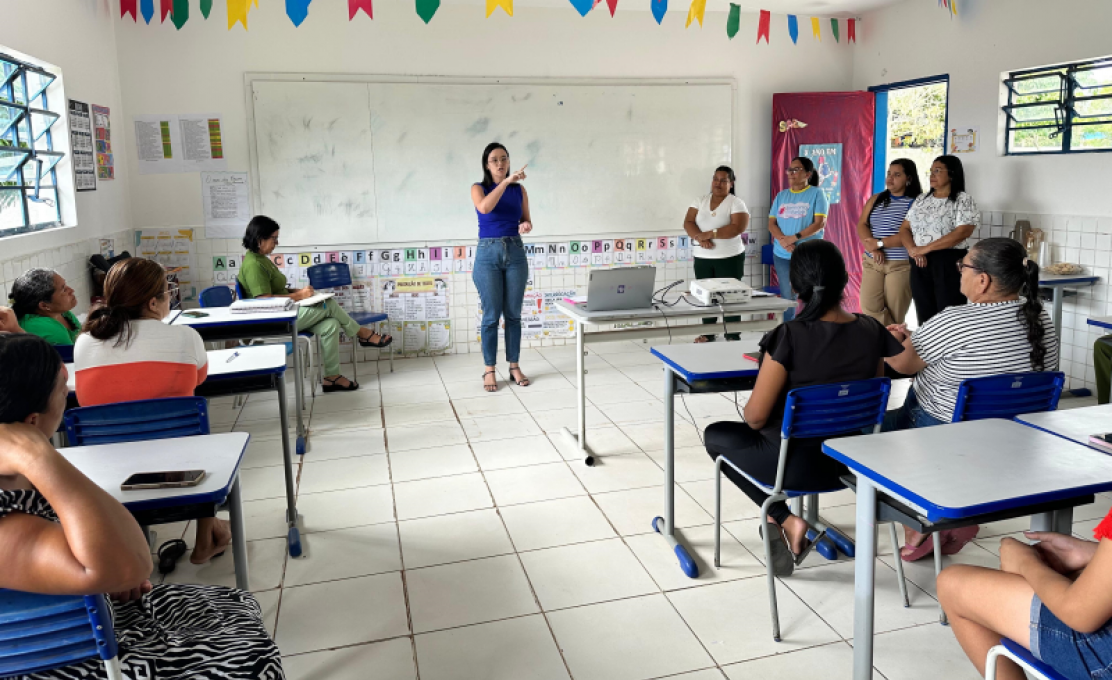 Equipe do Cadastro Único realiza reuniões com pais e responsáveis dos alunos das Escolas Mig...
