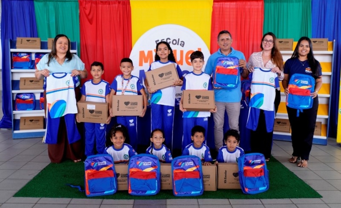 Alunos de mais 02 instituições de ensino de Campo Alegre receberam fardamentos, mochilas e ki...