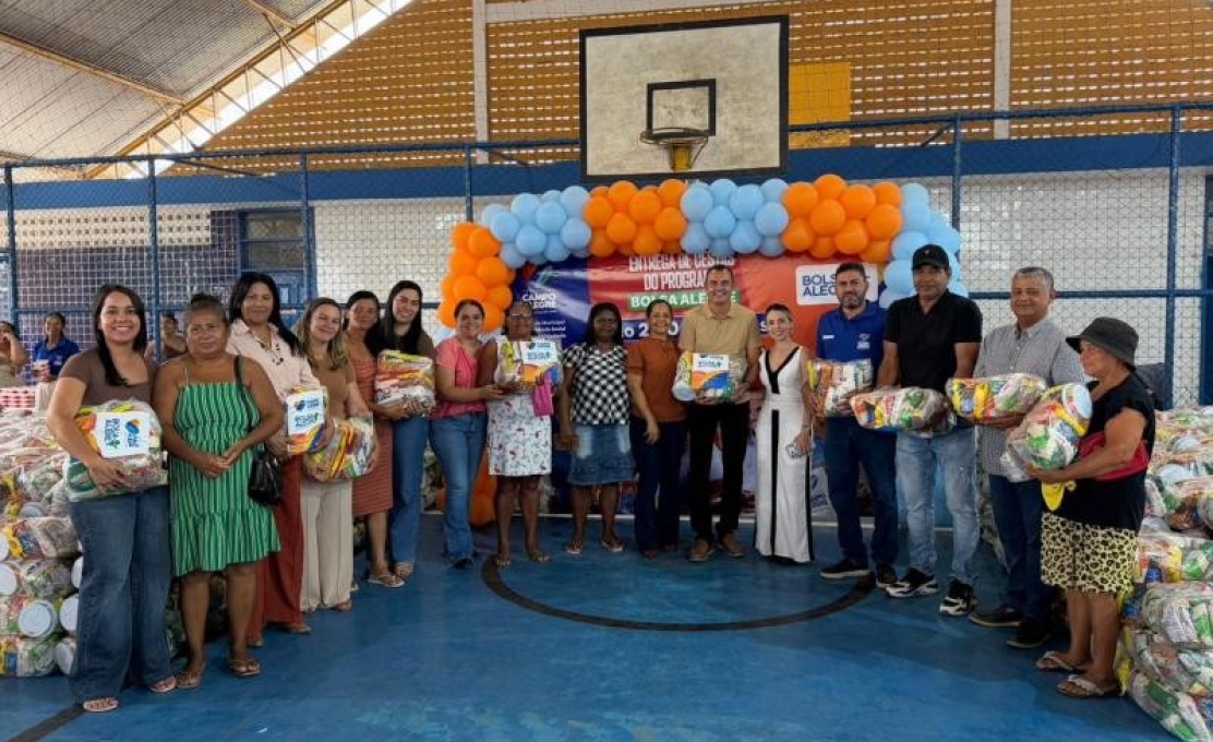 Famílias beneficiárias do Programa Bolsa Alegre recebem as cestas referente ao mês de Fevere...