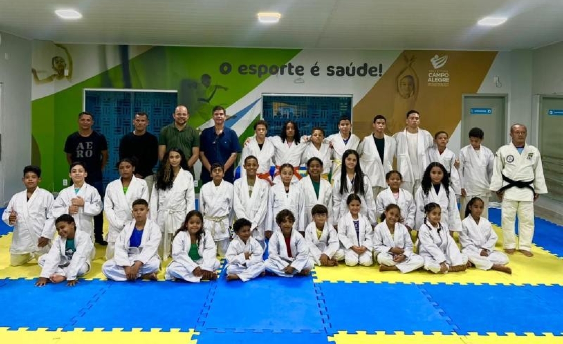 Prefeitura entrega novos kimonos para os alunos do Projeto de Judô de Campo Alegre para suas a...