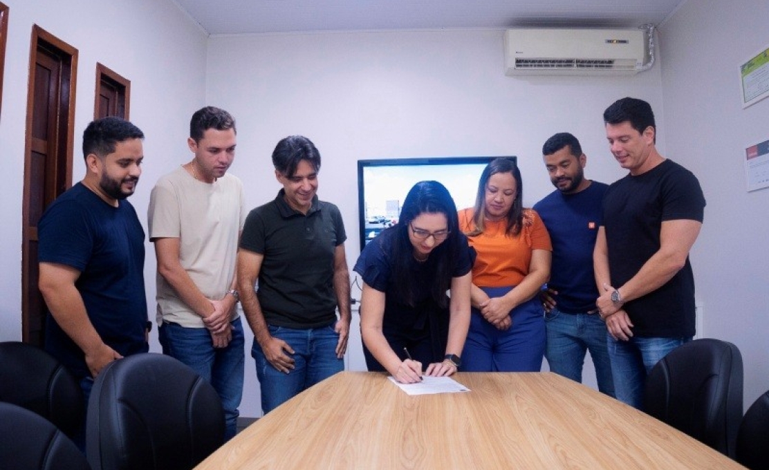 Prefeita Pauline Pereira assinou a ordem de serviços para construção de uma Nova Creche no C...